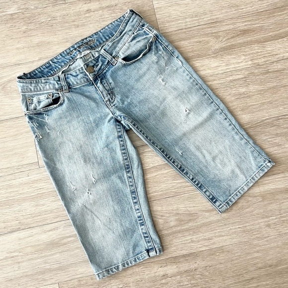 American Eagle Vintage Light Wash Denim Distressed Capri Bermuda Knee Shorts 6 - Picture 1 of 8